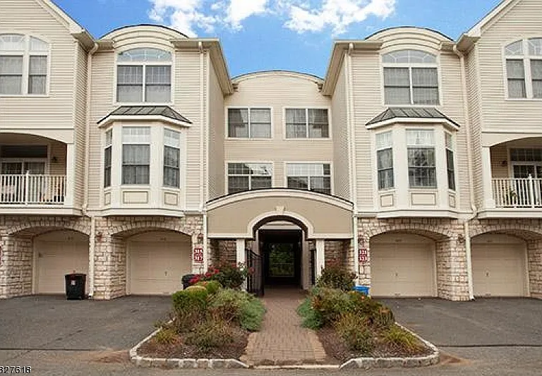 321 Edmonton Ct — Photo 1