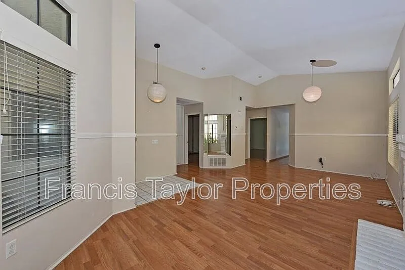 3 bed, 2.0 bath, 1288 sqft, $4,000 — Photo 3