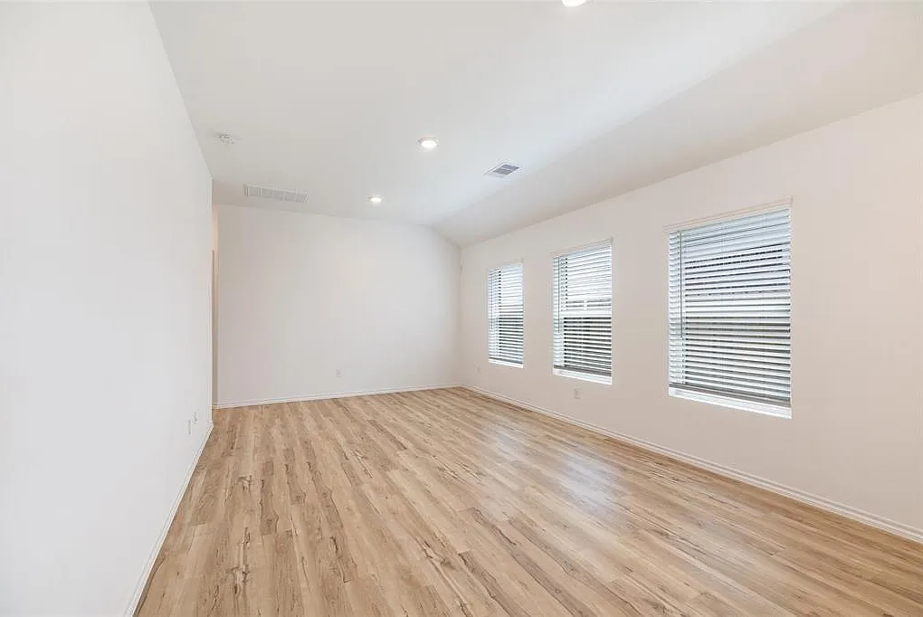 3 bed, 2.0 bath, 1400 sqft, $1,800 — Photo 3