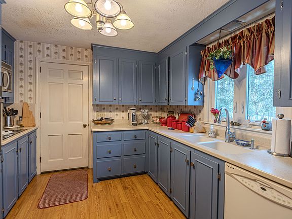 4th image of 33 Dogwood Lane