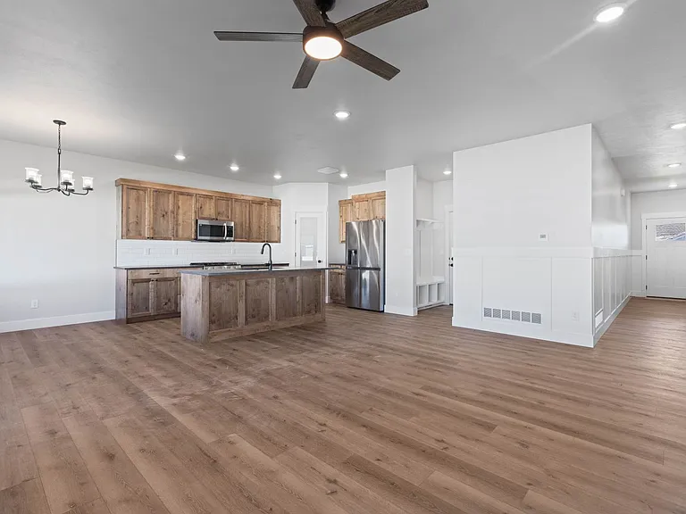 656 Jeanine Dr — Photo 5