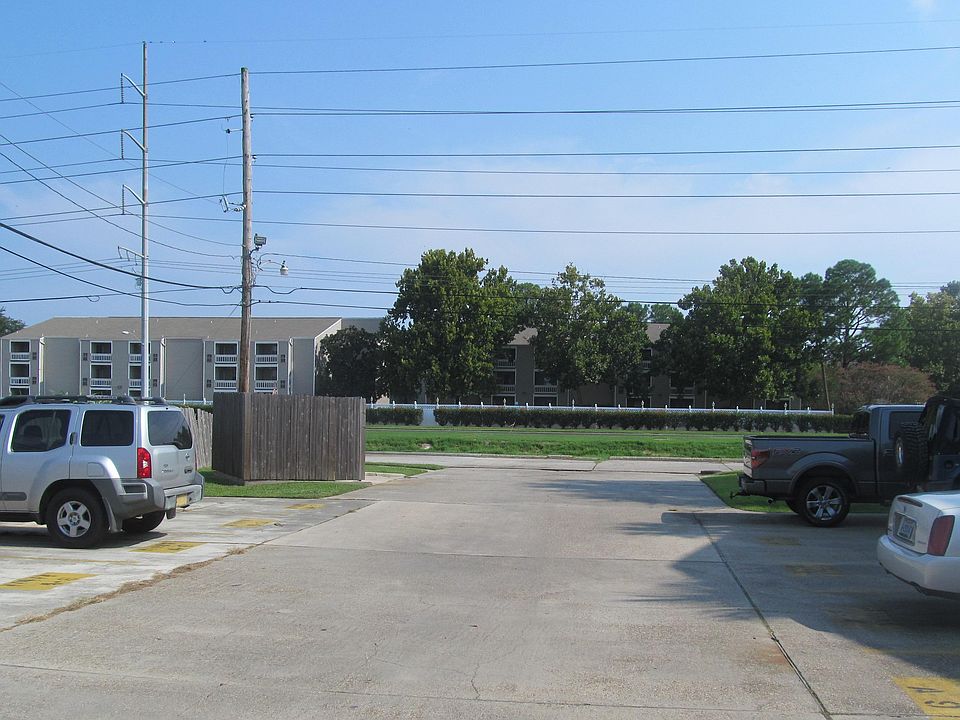2nd image of 901 Joe Yenni Blvd