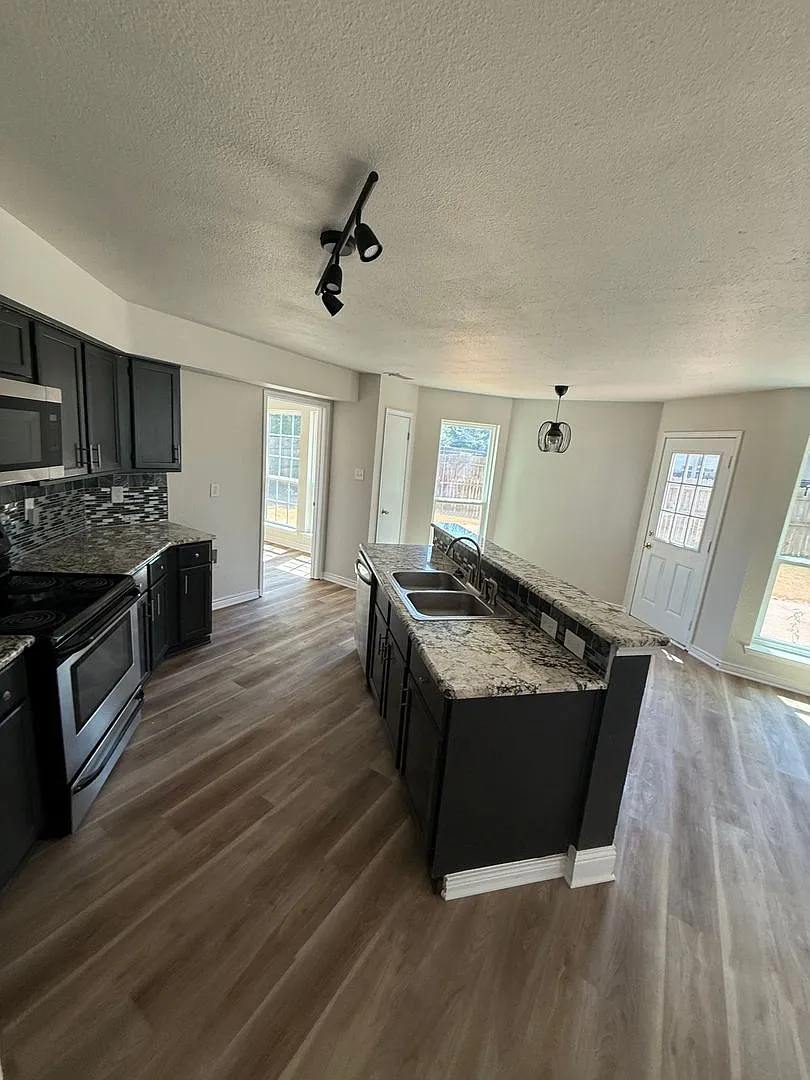 Move In Special $500 Off 1st Full Months Rent Lake Dallas Home!! — Photo 4
