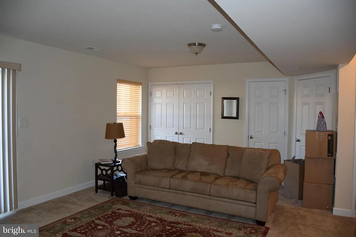 Building Photo - 390 English Oak Ln #1