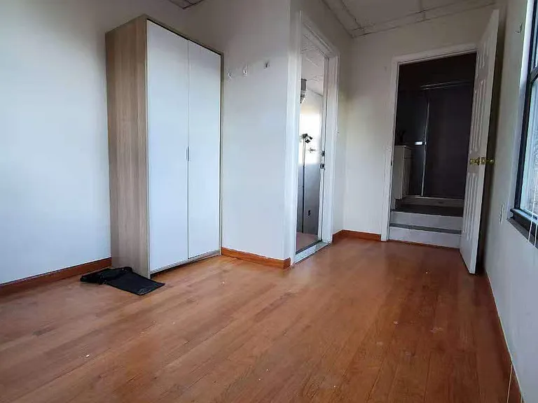 251 W 31st St #3 — Photo 10