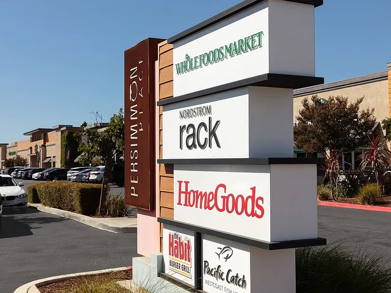 Located just 3 miles from shopping and dining at Persimmon Place