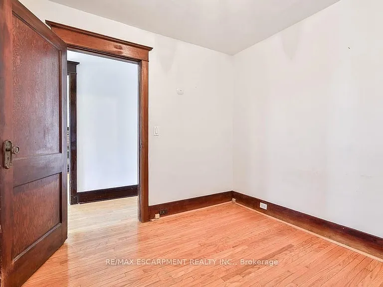311 Queen St S — Photo 25