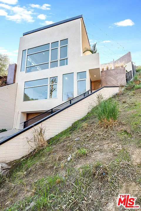 4 bed, 5.0 bath, 2775 sqft, $18,250 — Photo 4