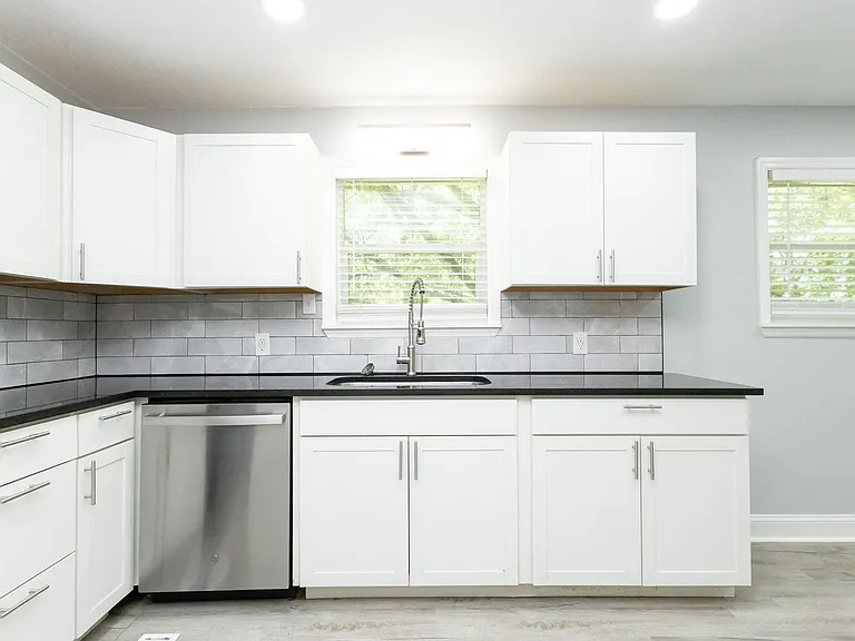 405 Dempsey Ln — Photo 6