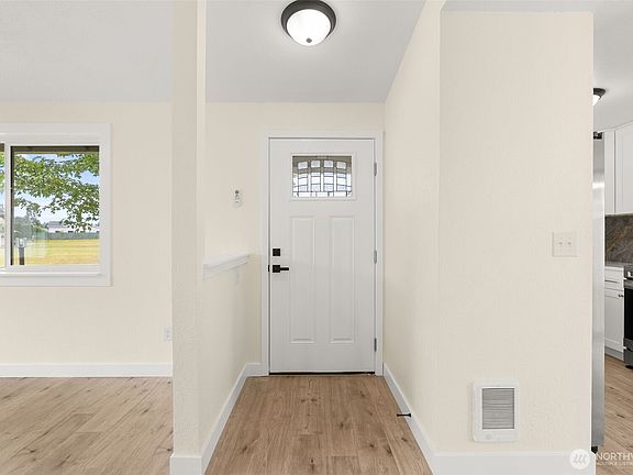 4th image of 910 Schonberg Lane SE