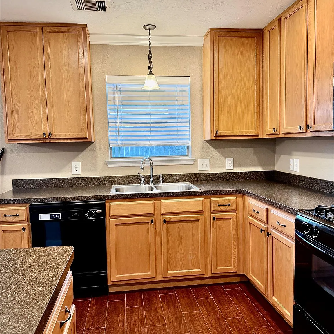 3 bed, 2.5 bath, 1932 sqft, $2,099 — Photo 2