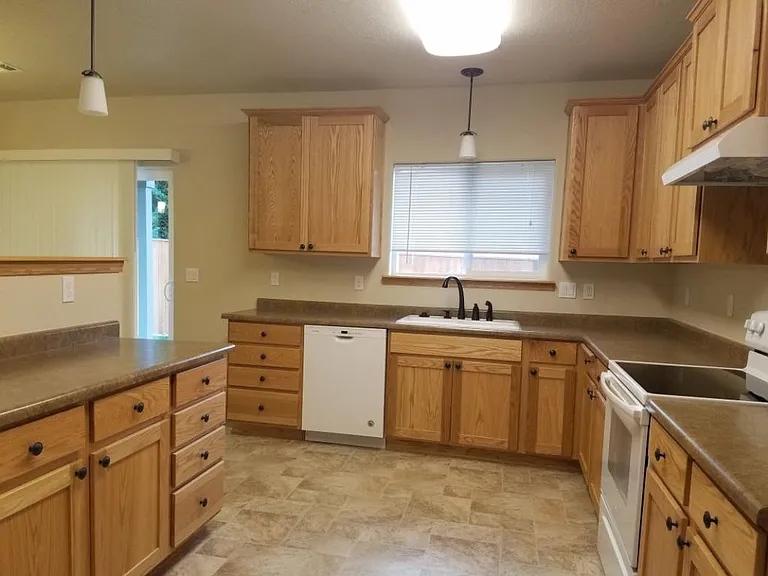 1050 SW Princeton Pl — Photo 4