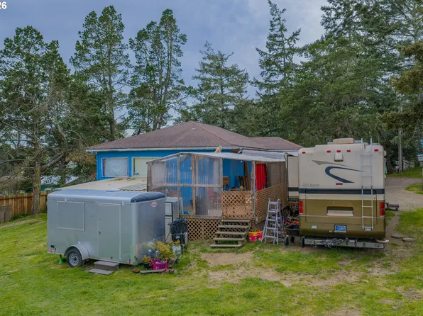 1589 Seagate Ave, Coos Bay, OR 97420