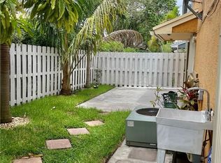 5871 Woodland Point Dr, Fort Lauderdale, FL 33319