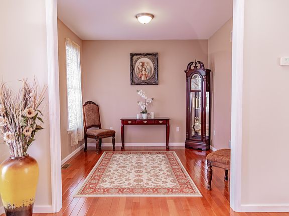 5th image of 26 Royal Crest Dr