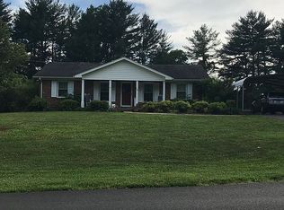 224 Ridgeview Dr, Mount Airy, NC 27030