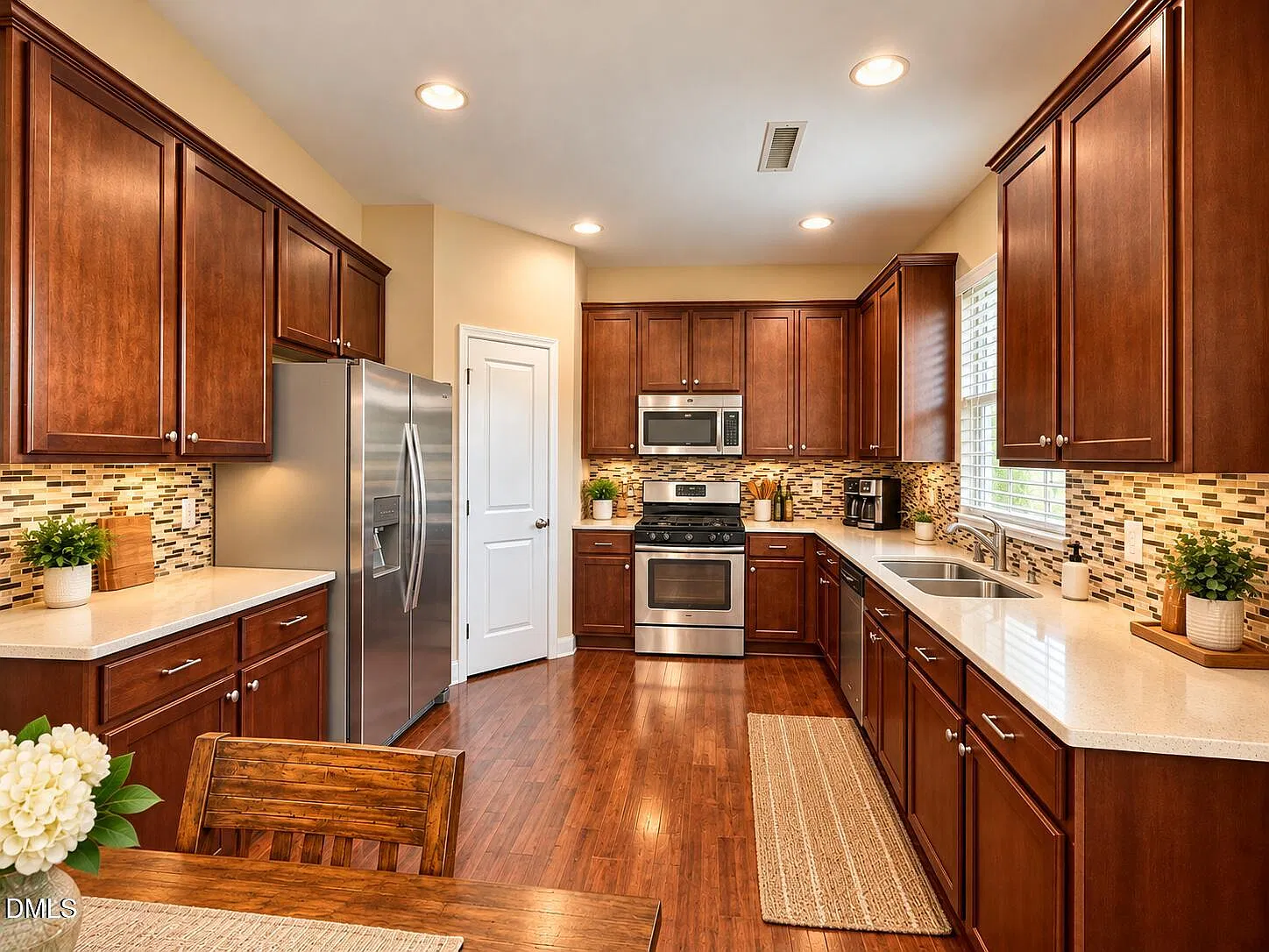 3 bed, 2.5 bath, 2000 sqft, $2,200 — Photo 3