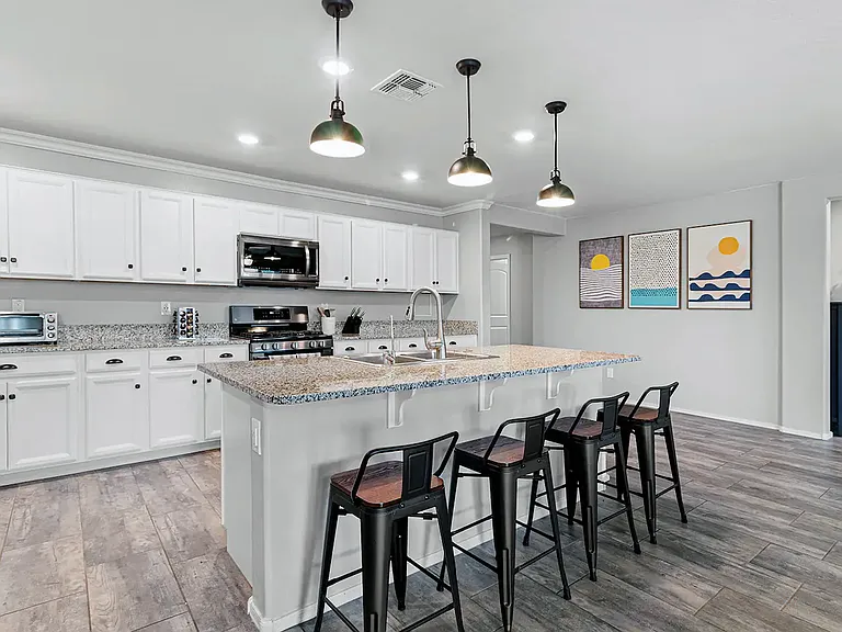 3915 E Liberty Ln — Photo 4
