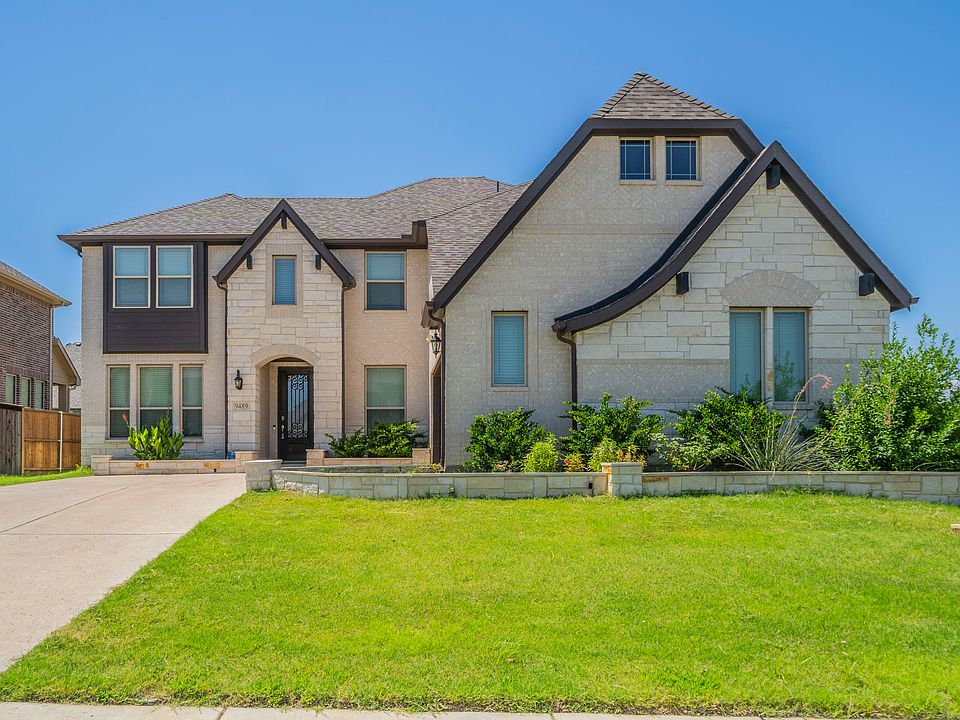 View of front of property featuring a front lawn