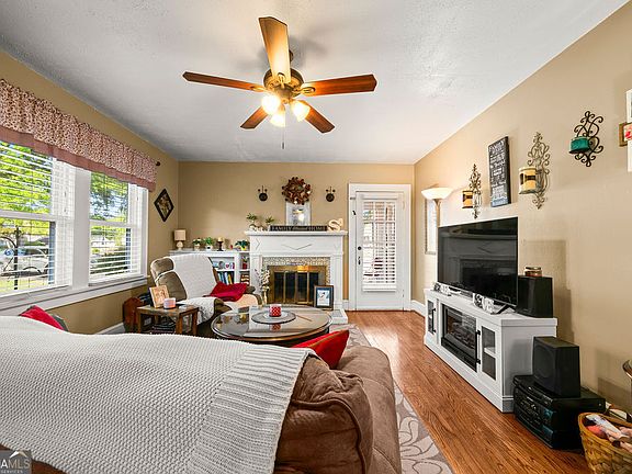 5th image of 209 W Fairmount Ave
