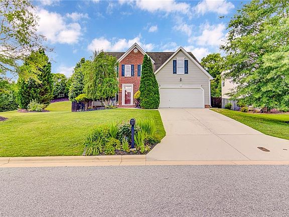 2nd image of 203 Jamestown Oaks Dr