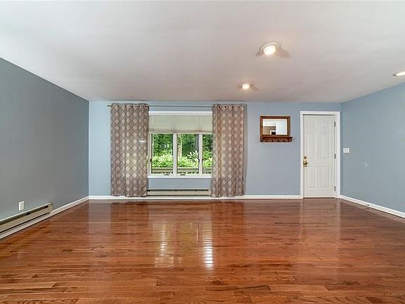 3rd image of 324 Evergreen Ln