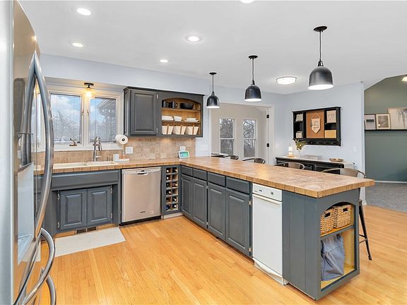 4th image of 2615 W Chateau Dr
