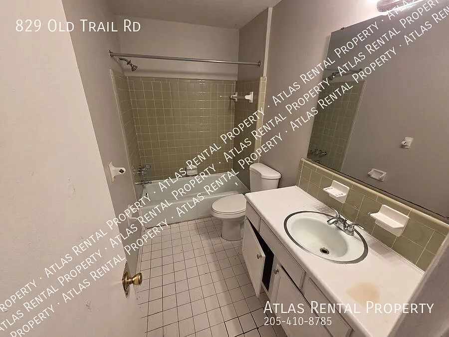 Cozy 2 Bedroom Home! Pet Friendly! — Photo 4