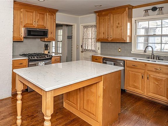 4th image of 227 W Lakeshore Dr SE