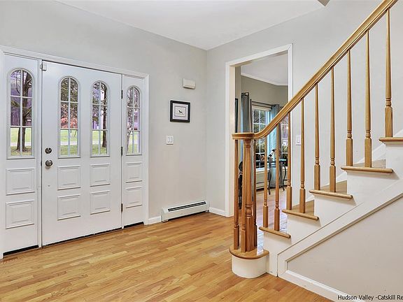 2nd image of 6 Waring Ln