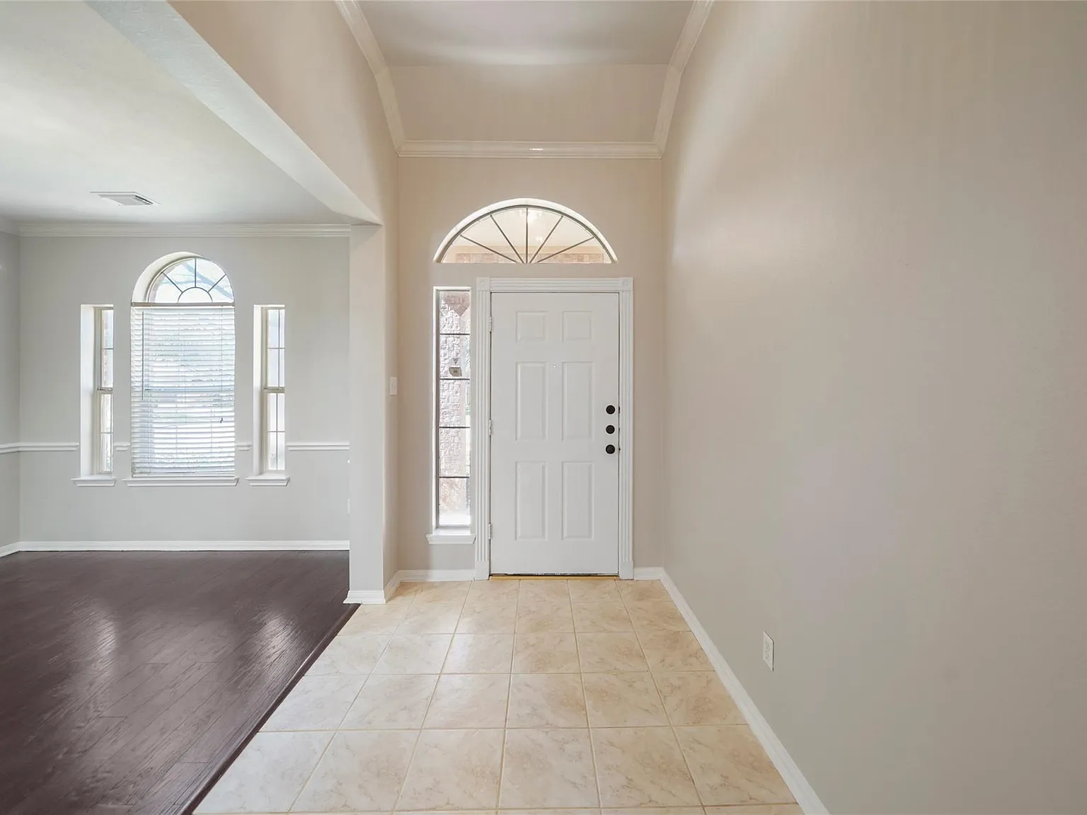 3 bed, 2.0 bath, 1945 sqft, $2,050 — Photo 4