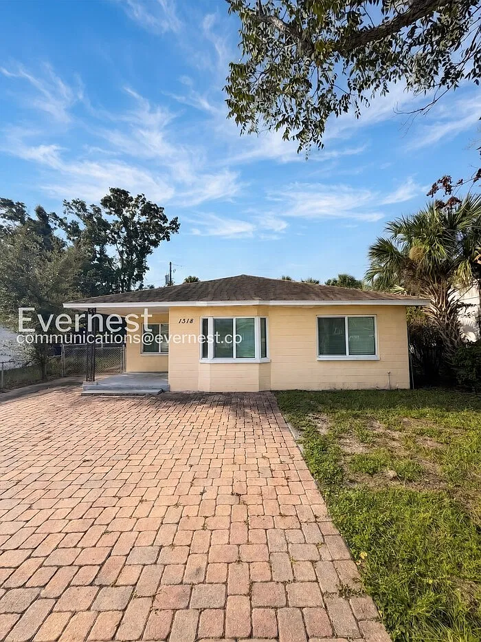 3 bed, 1.0 bath, 1131 sqft, $1,995 — Photo 1
