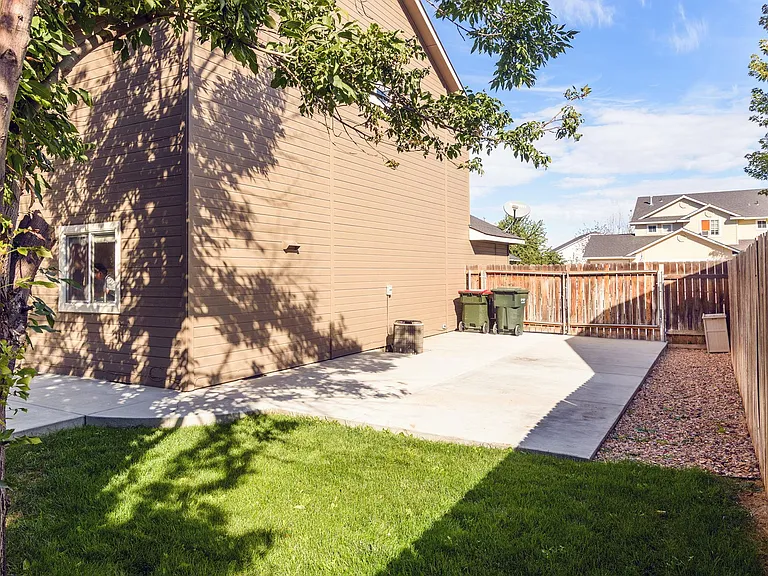 335 E Moskee St — Photo 20