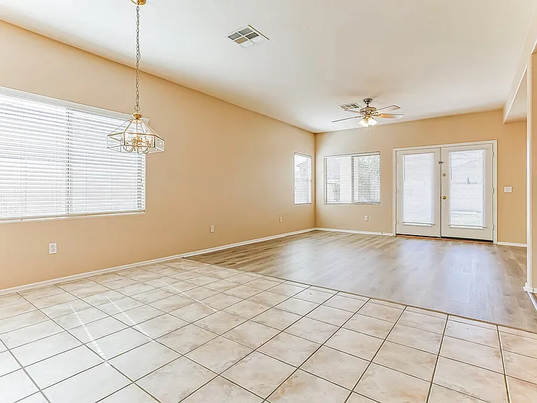 2081 E Runaway Bay Pl — Photo 4