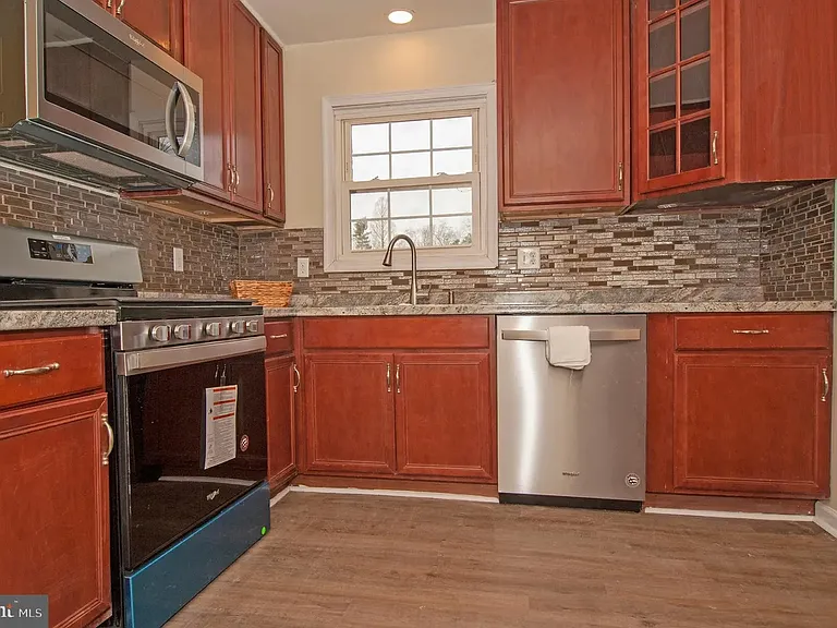 214 N Bradford St — Photo 7