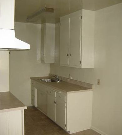 3rd image of 6112 Vineland Ave APT 2