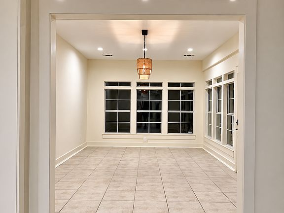 5th image of 229 Felicity St