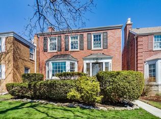 2824 W Greenleaf Ave, Chicago, IL 60645