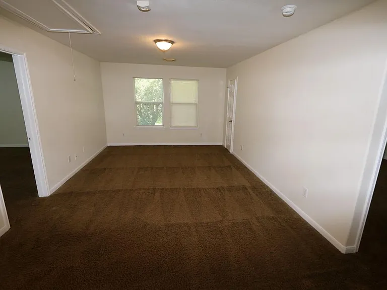 15611 Leeds Ln — Photo 10