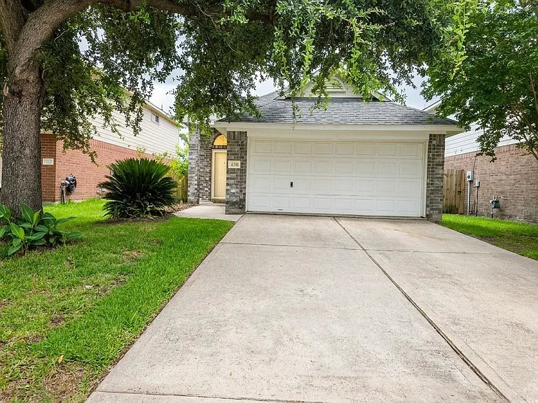 638 Aldenwick Ln — Photo 2