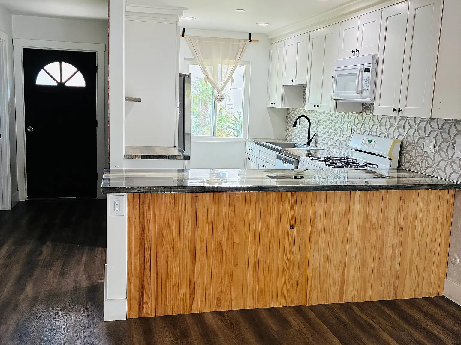 3 bed, 1.5 bath, 1273 sqft, $4,100 — Photo 2