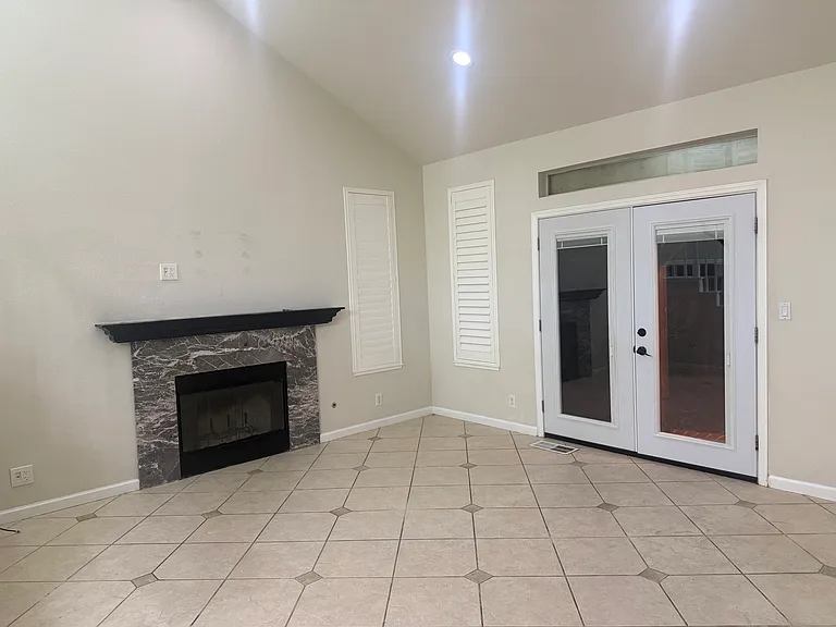 207 Round House Pl — Photo 4