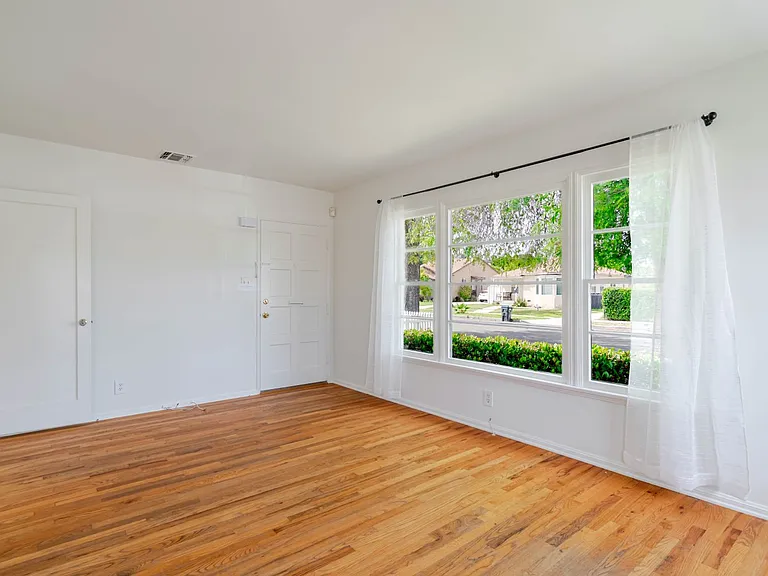 4950 Newcastle Ave — Photo 7