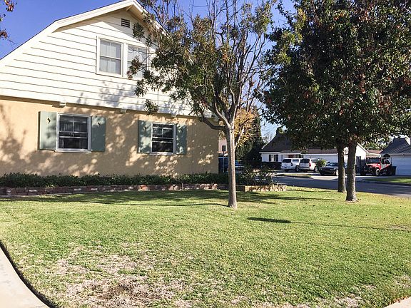 3rd image of 832 S Holly Pl
