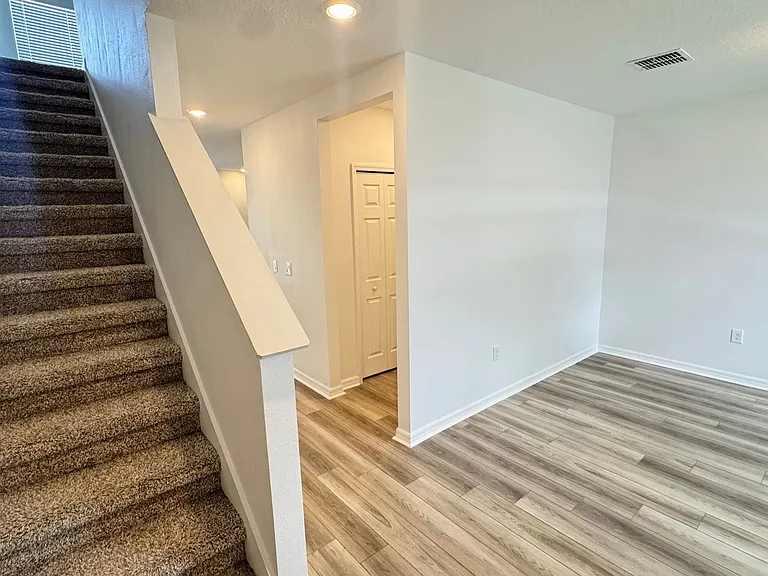 2401 White Tail St — Photo 8