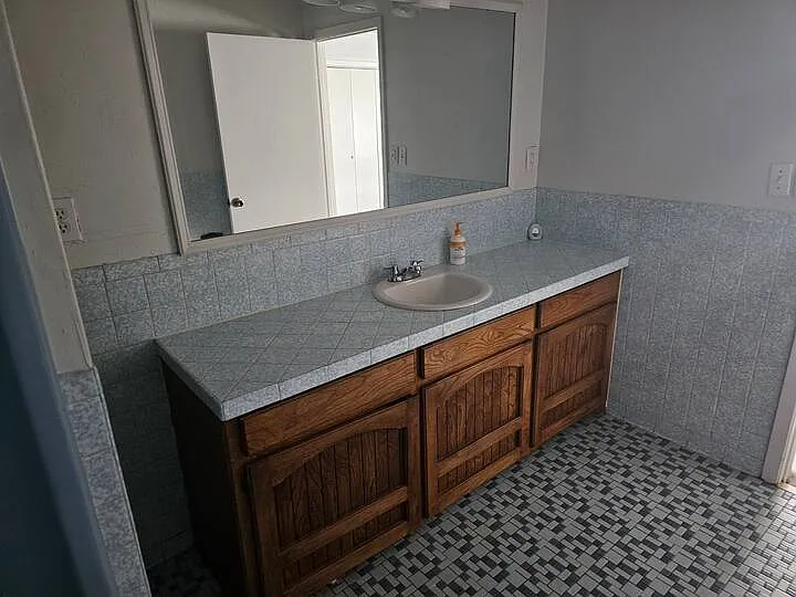 6 bed, 1930 sqft, $4,300 — Photo 2