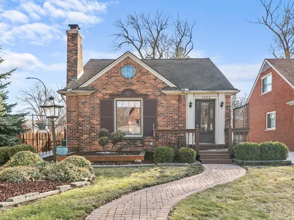1489 Roslyn Rd, Grosse Pointe Woods, MI 48236