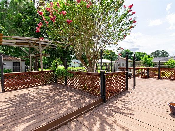 COME ENJOY A BEVERAGE ON THIS LARGE BACK SUN DECK!