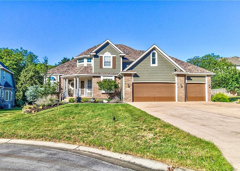 1st image of 400 SW Saddlewood Ct