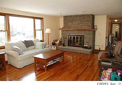 4th image of 105 W Franklin St